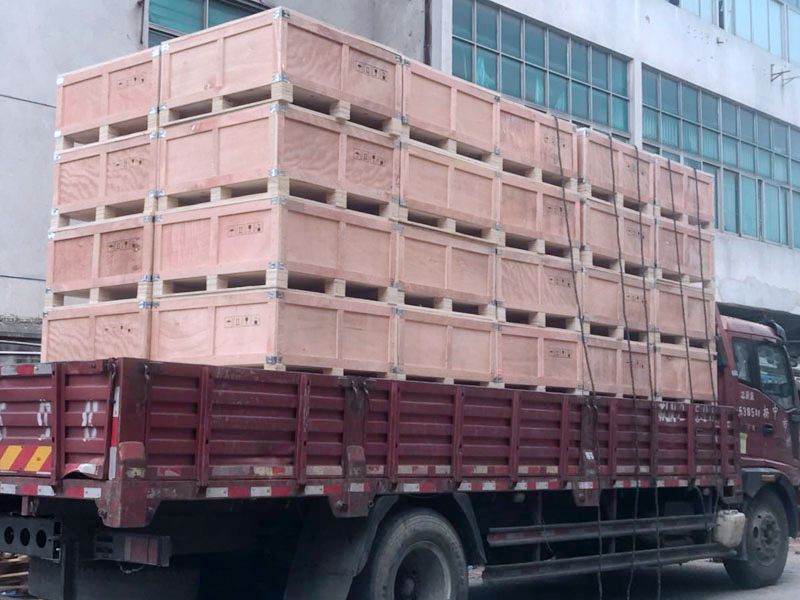 成品木質(zhì)包裝箱裝車(chē)