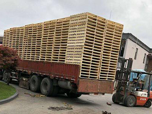 成品木托盤(pán)裝車(chē)